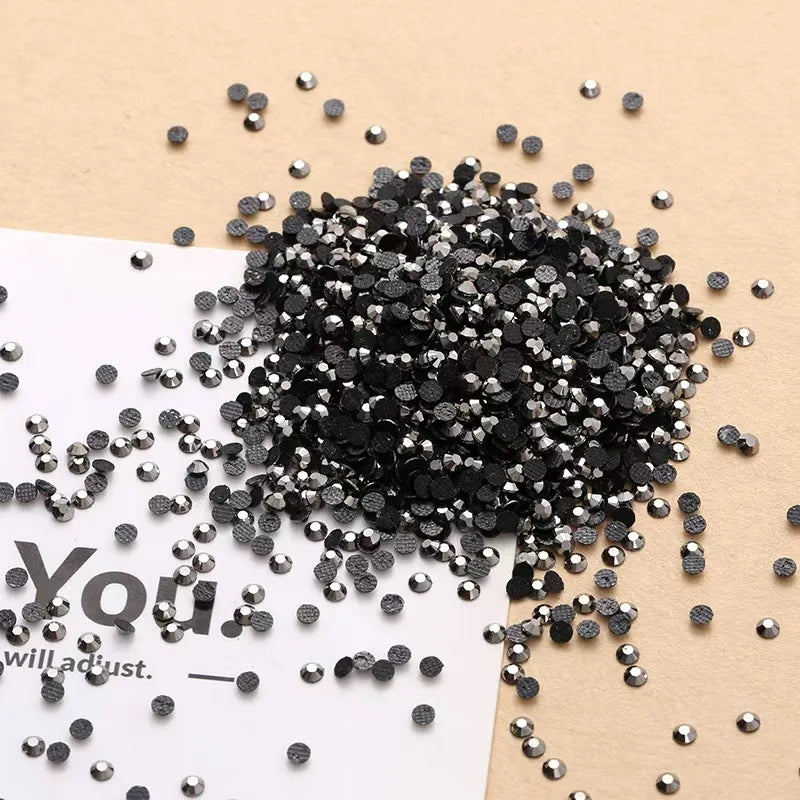 Hot Stamping Adhesive Resin Flatback Crystal Rhinestone 2mm/3mm/4mm Round Motif in Gold Silver Black 5mm Size for Shoe Repair