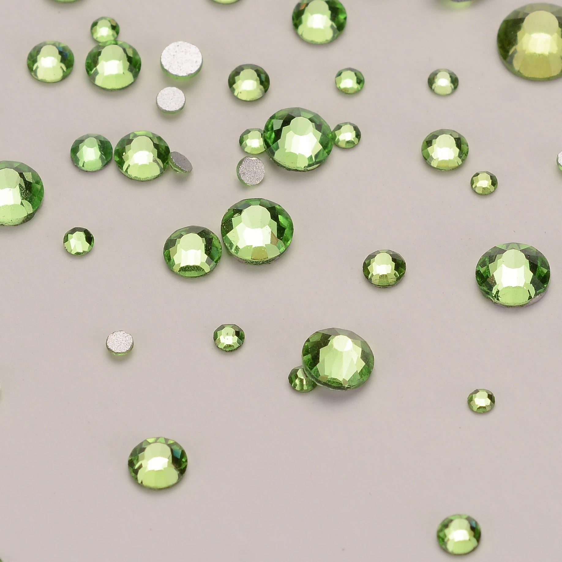 QIYI Rhinestone Mix Sizes Gems Charms Nail Art Rhinestones for Designs Flat Back Crystal High Quality Wholesale 3D Glass Silver
