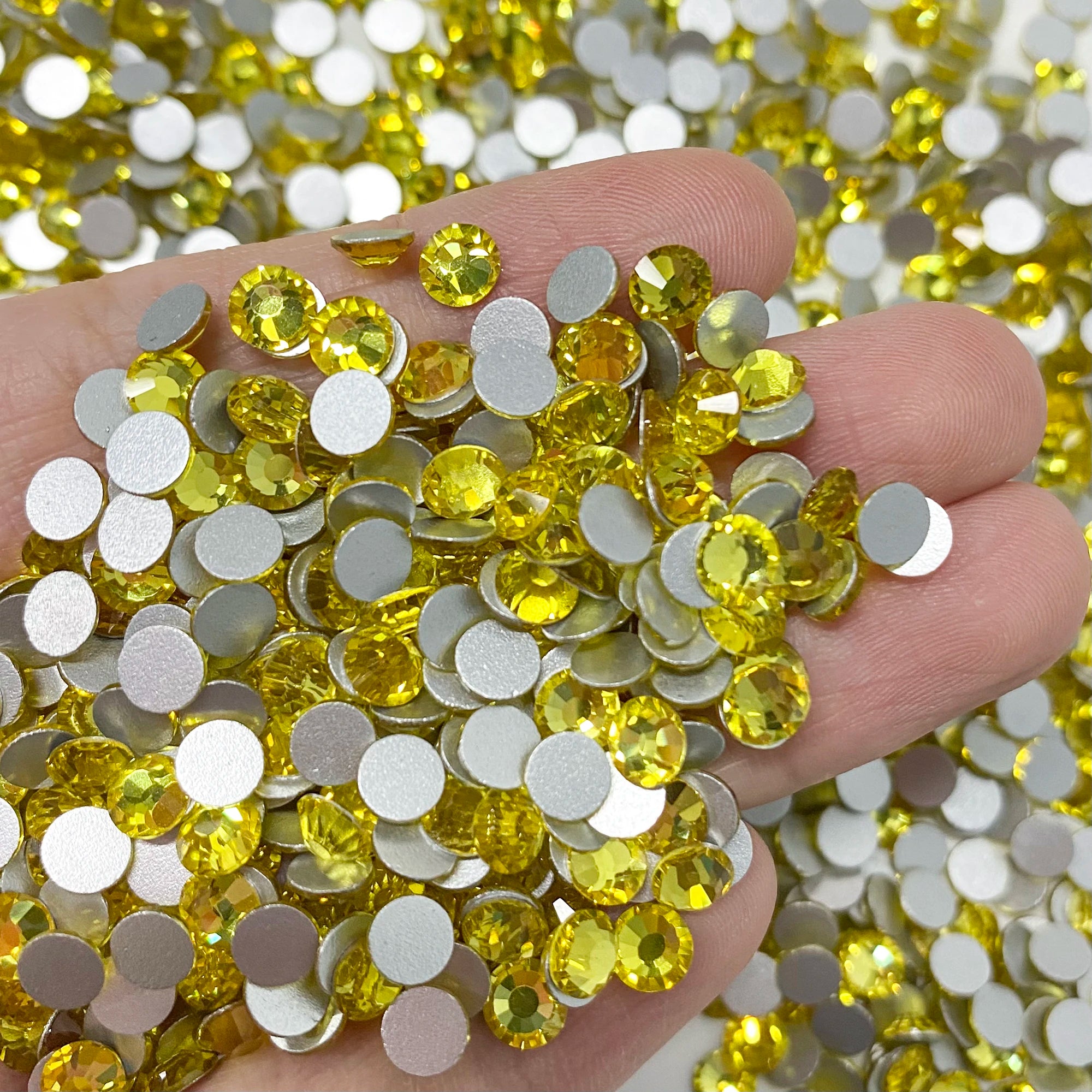 Factory Wholesale SS3-SS20 Rhinestones Colorful Non Hot-Fix Round Glitter Crystal Flatback Rhinestone 3D Nail Art Decorations
