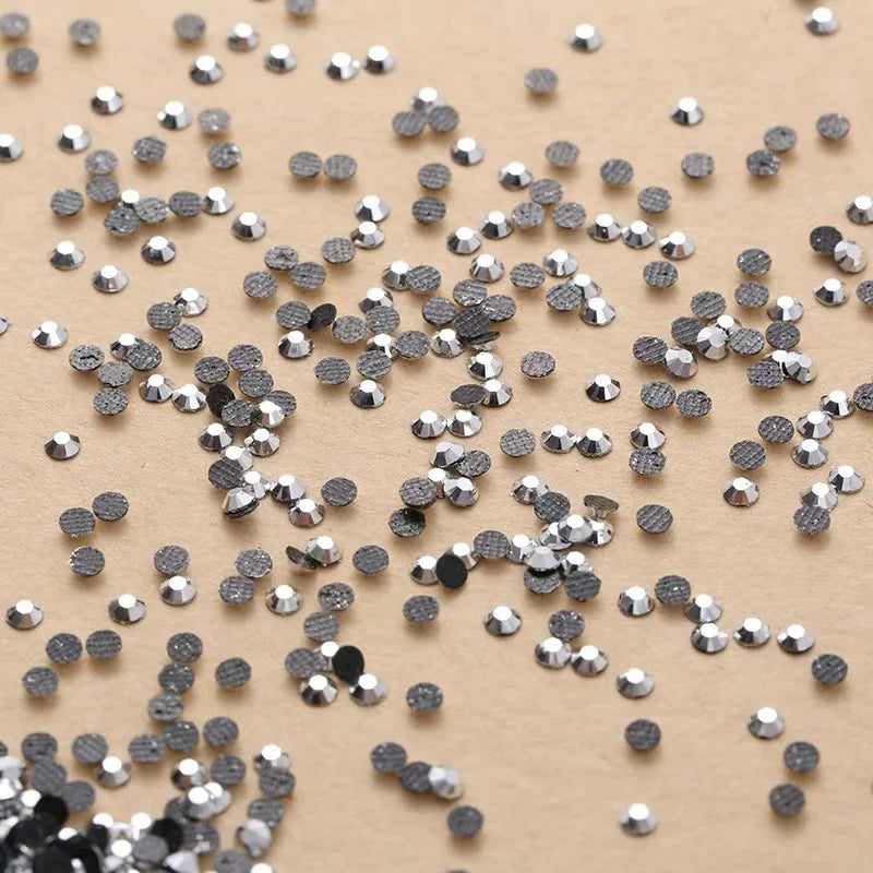 Hot Stamping Adhesive Resin Flatback Crystal Rhinestone 2mm/3mm/4mm Round Motif in Gold Silver Black 5mm Size for Shoe Repair