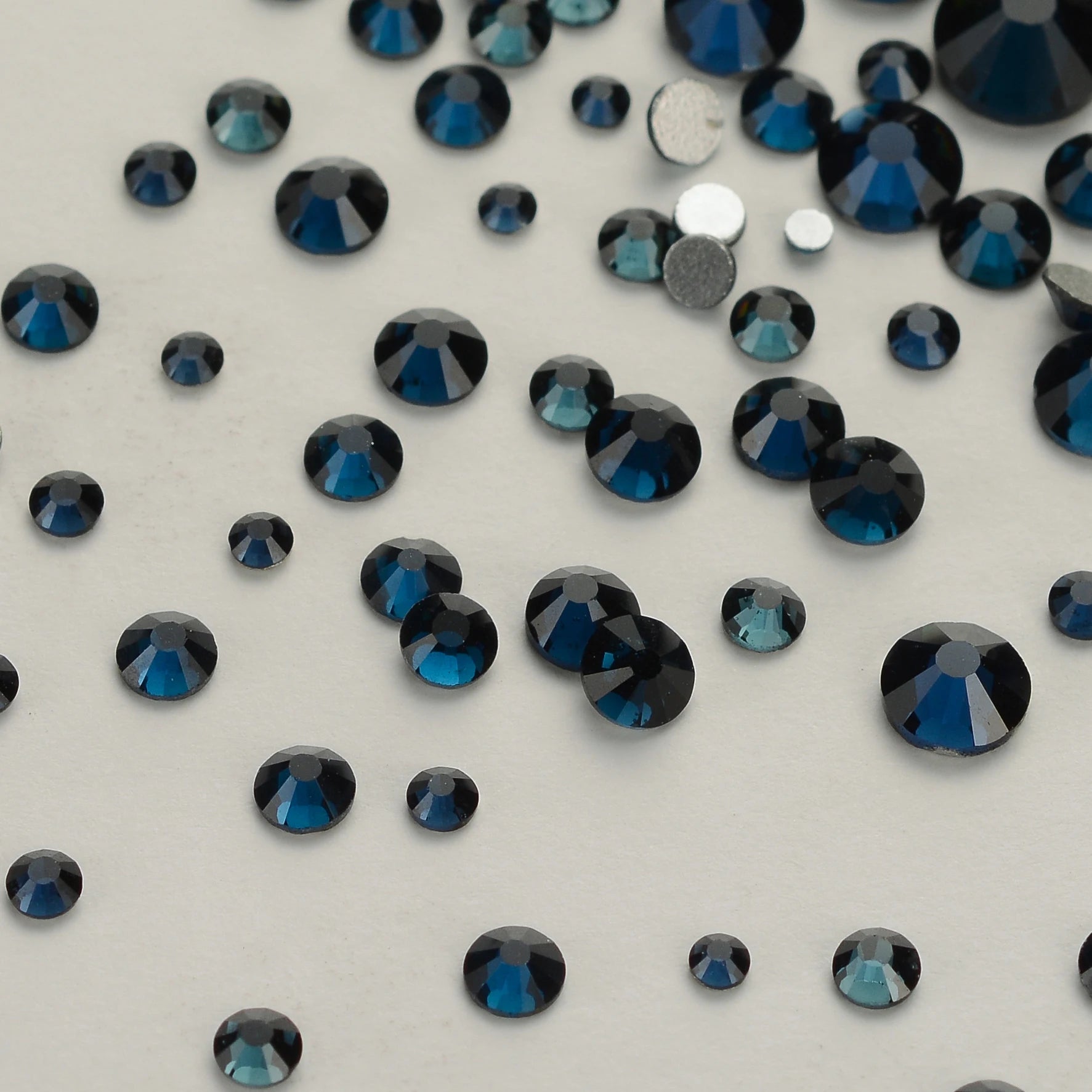 QIYI Rhinestone Mix Sizes Gems Charms Nail Art Rhinestones for Designs Flat Back Crystal High Quality Wholesale 3D Glass Silver