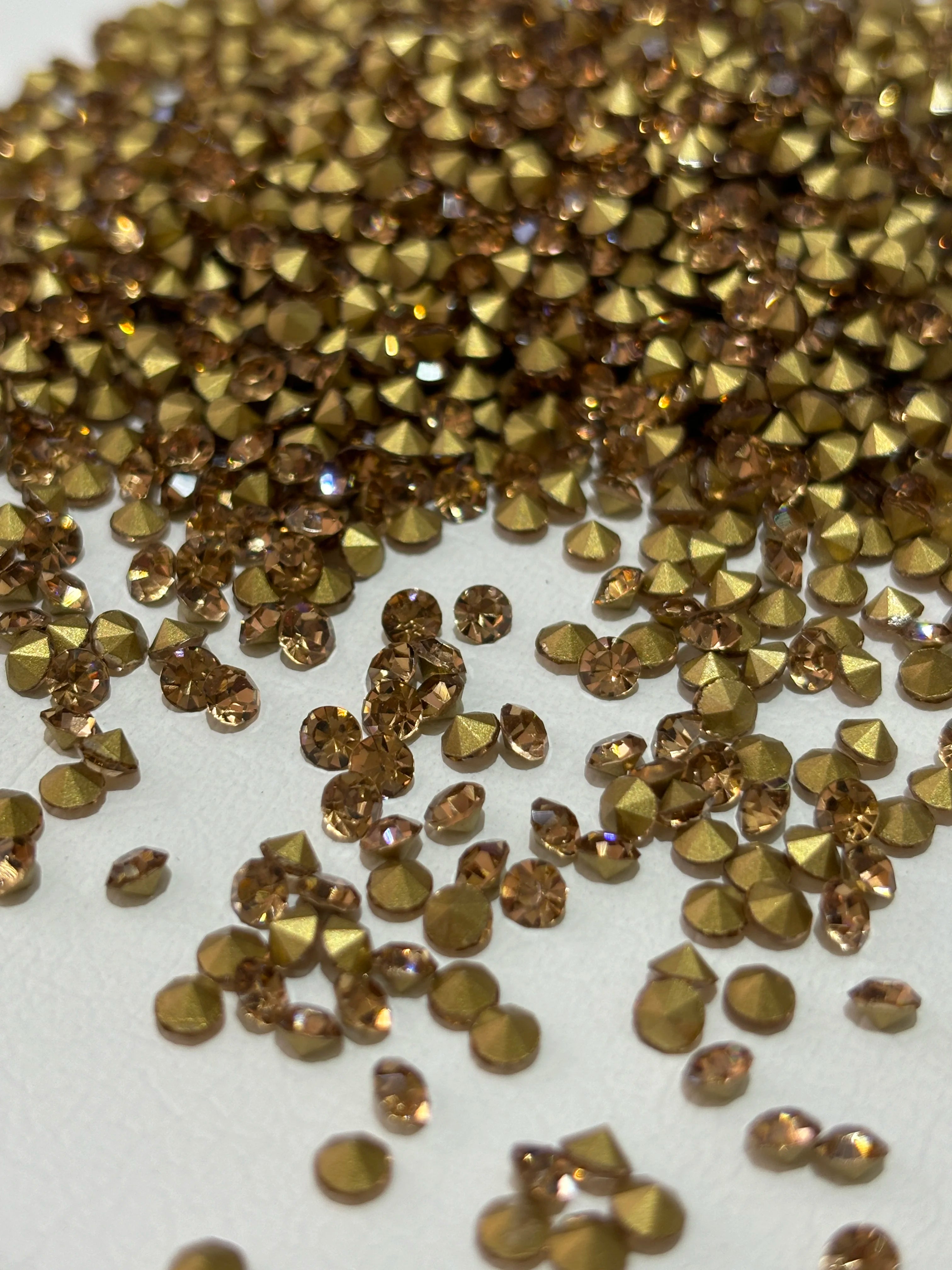 Round Shape Shinning Clear Rhinestones Wholesale Glass Pointed Rhinestone for Nail Art Decoration Crystal