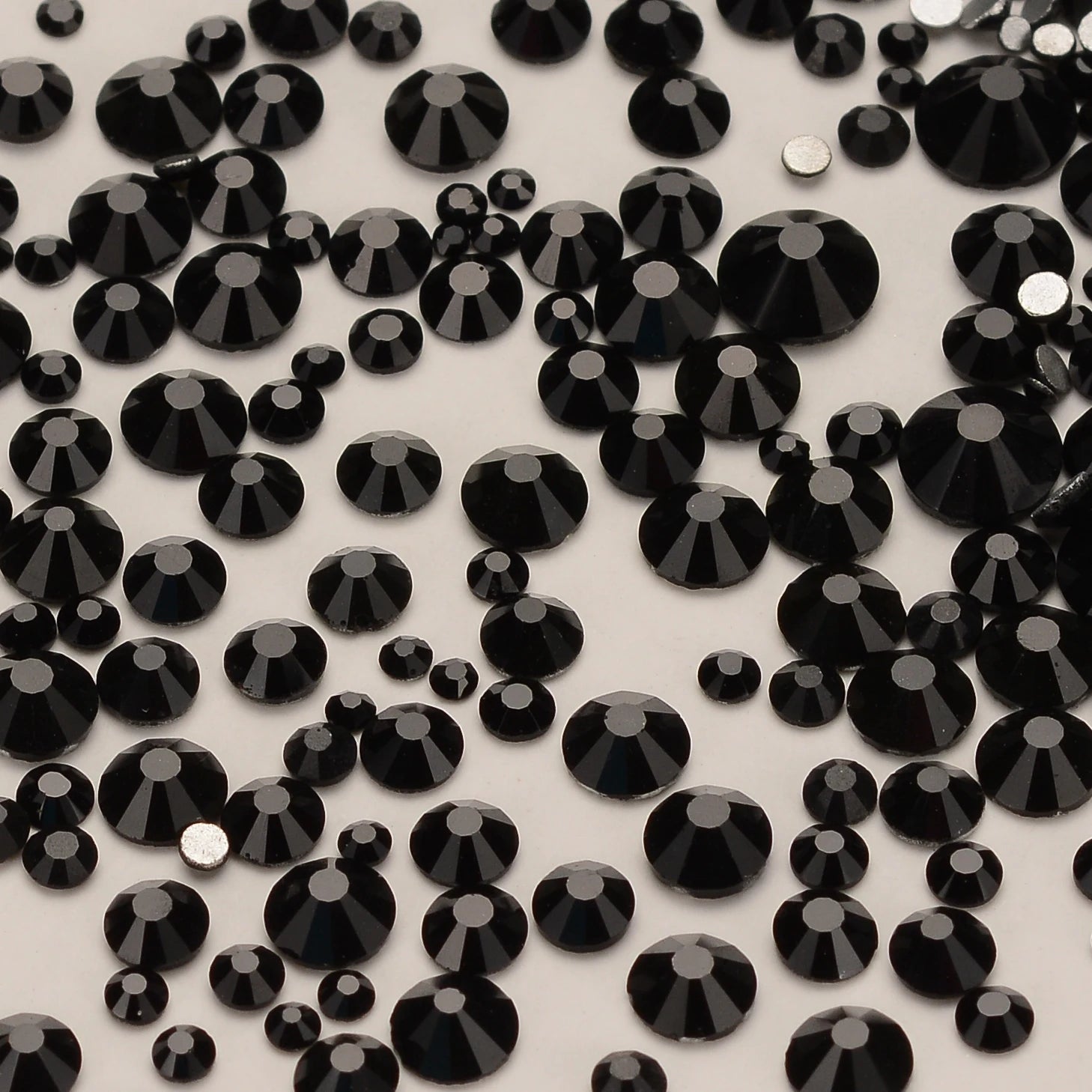 QIYI Rhinestone Mix Sizes Gems Charms Nail Art Rhinestones for Designs Flat Back Crystal High Quality Wholesale 3D Glass Silver