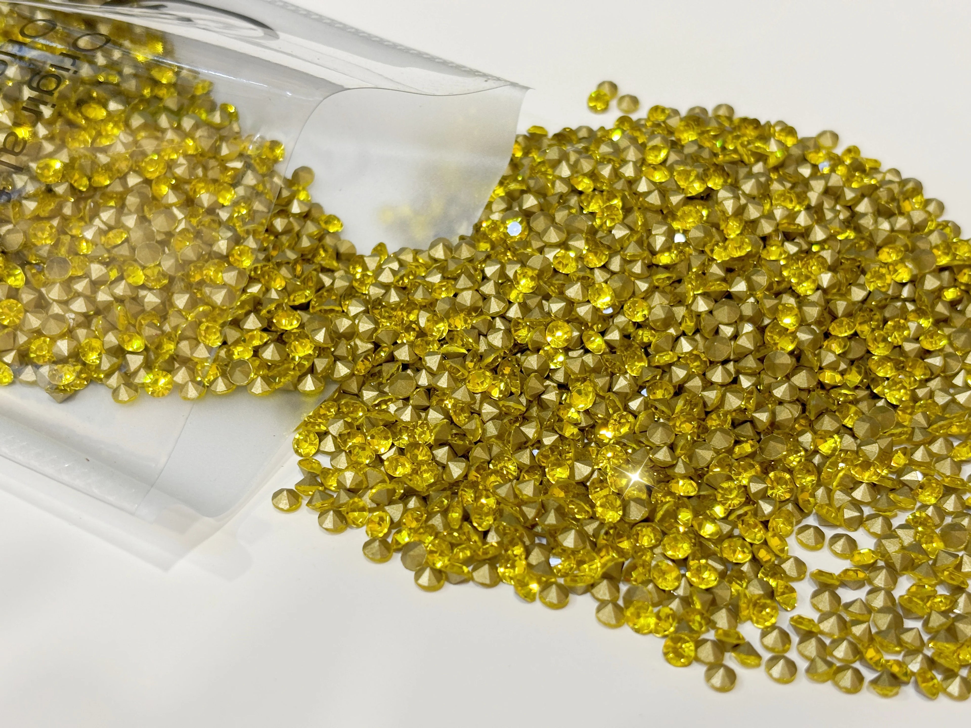 SS6-SS16 Round Glass Crystal Loose Rhinestones in Bulk for Bags and Clothing Decoration Rhinestone