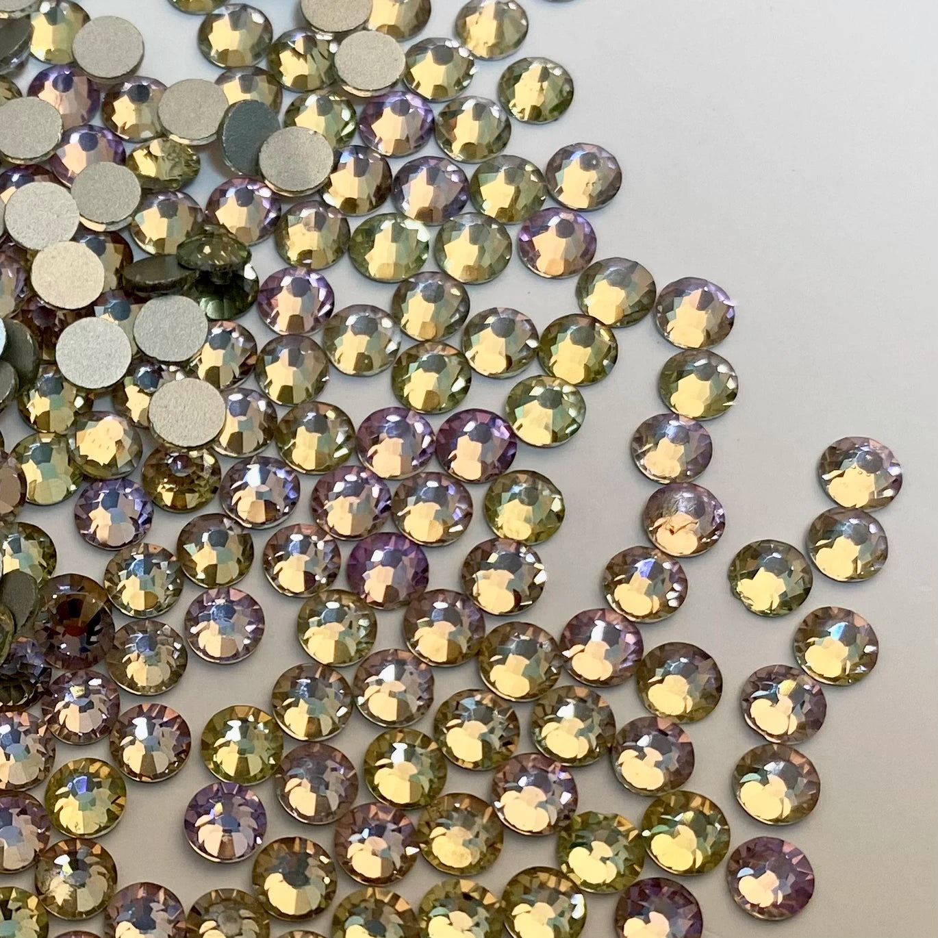 Hot Sale Glitter Stone Silk Light Crystal Rhinestones Flatback Nail Charms Diamond Glass Rhinestones for DIY Garment Jewelry