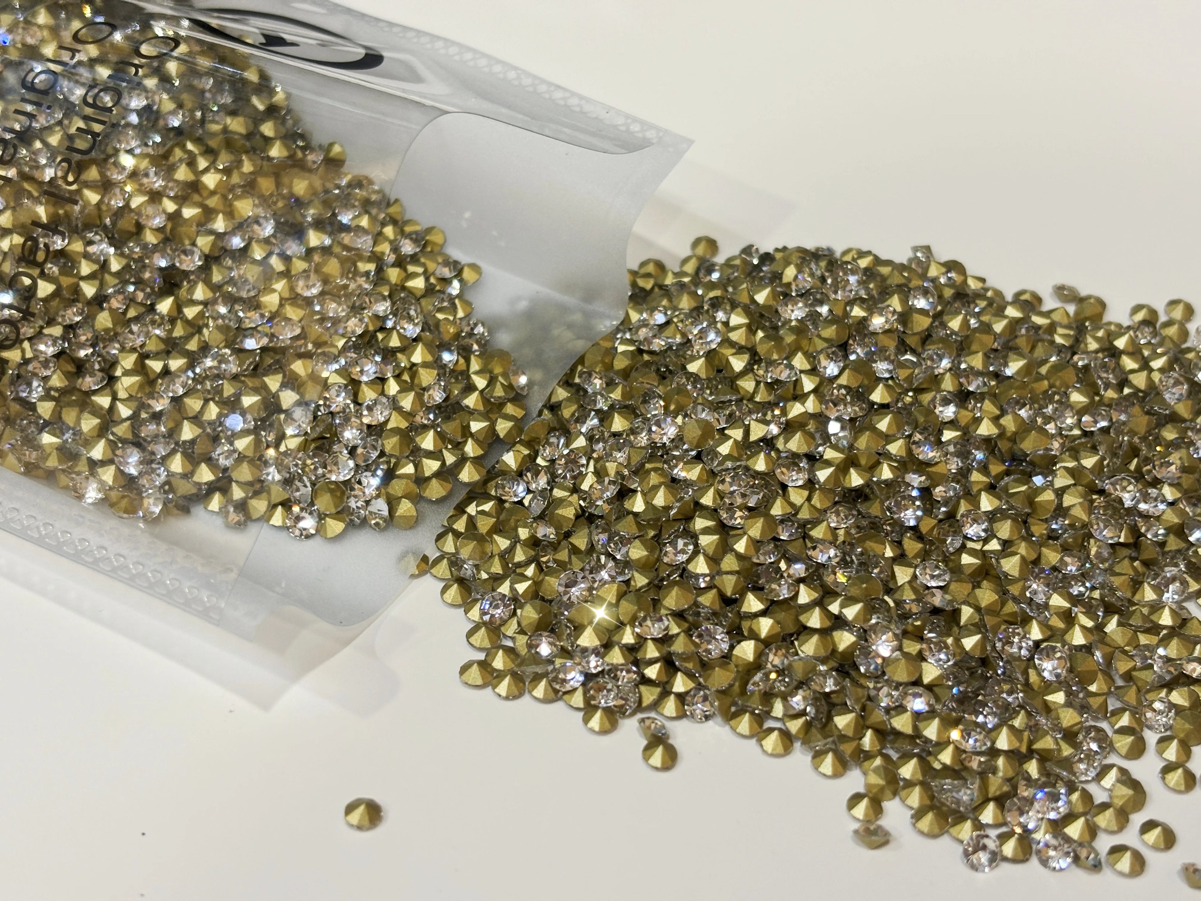 SS6-SS16 Round Glass Crystal Loose Rhinestones in Bulk for Bags and Clothing Decoration Rhinestone